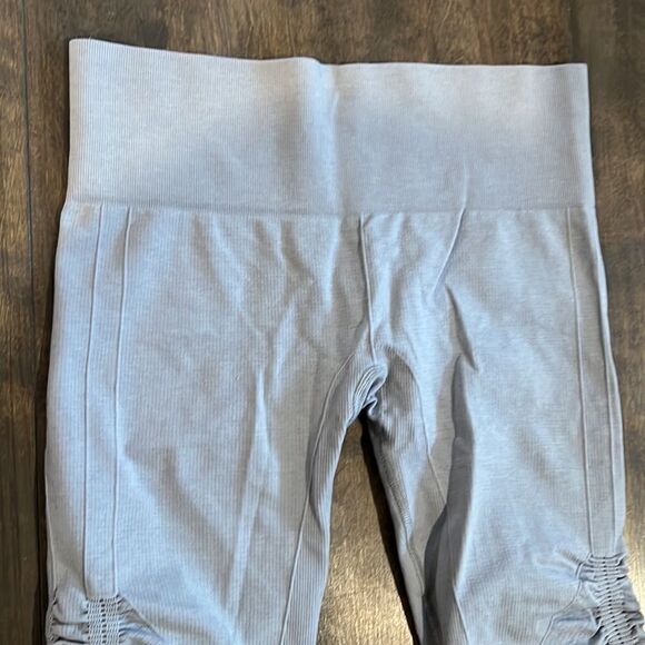 Lululemon Ebb & Flow Crop Seamless Heather
Gray Sz- 8 - Picture 5 of 11